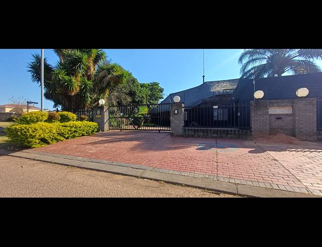3 BEDROOM FREEHOLD FOR SALE IN KARENPARK